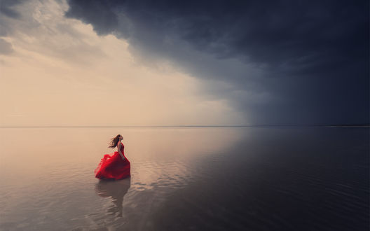 Обои на рабочий стол Девушка в красном сарафане стоит на воде. Фотограф Dmitry Kupratsevich