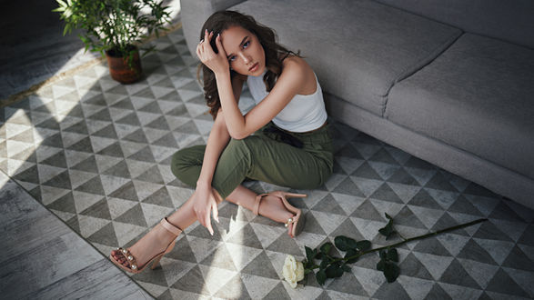 Обои на рабочий стол Модель Kaufman Kristina сидит на полу рядом с розой, фотограф Сергей Жирнов