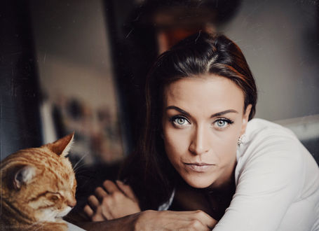 Обои на рабочий стол Модель Gina Carla и рыжая кошка рядом, фотограф Sebastian Kоhler