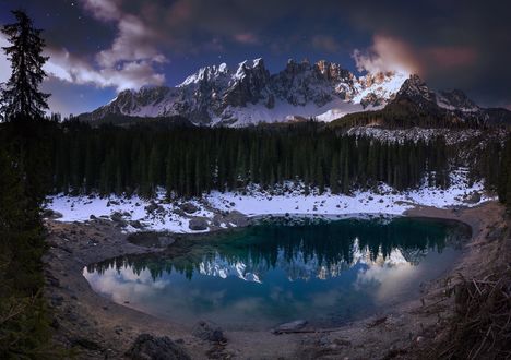 Обои на рабочий стол Lago di Carezza / Озеро Карецца на фоне заснеженного горного хребта, Italy / Италия, фотограф Pascal Debrunner
