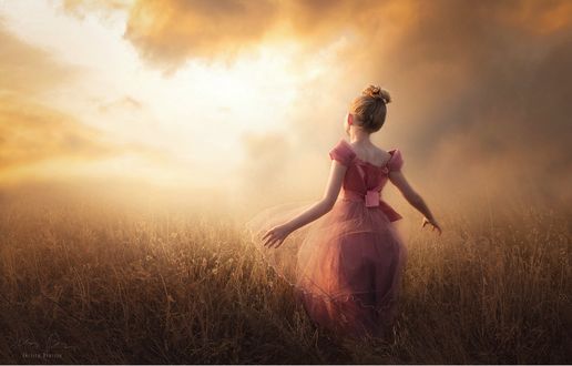 Обои на рабочий стол Девочка в розовом платье стоит в поле, фотограф Jessica Drossin