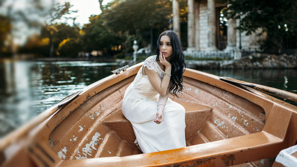 Обои на рабочий стол Модель Alessia сидит в лодке. Фотограф Furnari Nicola Davide