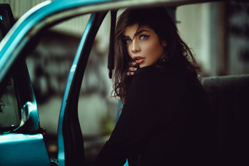 Обои на рабочий стол Модель Topaz Arbell сидит в авто, by Mutlu Anas