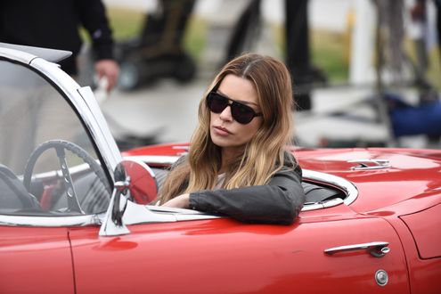 Обои на рабочий стол Актриса Lauren German / Лорен Джерман в шляпе сидит в авто