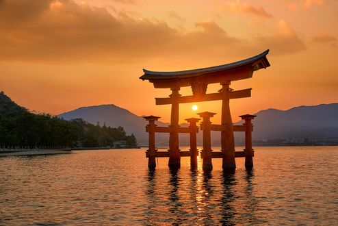 Обои на рабочий стол Ритуальные врата тории Itsukushima shrine в море, на закате, Miyajima, Japan / Япония