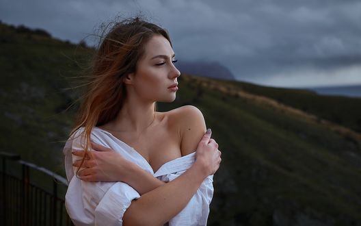 Обои на рабочий стол Девушка Катя стоит на фоне природы, фотограф Сергей Папиженко