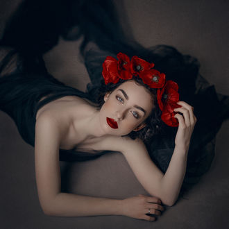 Обои на рабочий стол Модель в венке из красных маков позирует на полу. Фотограф Mara Saiz
