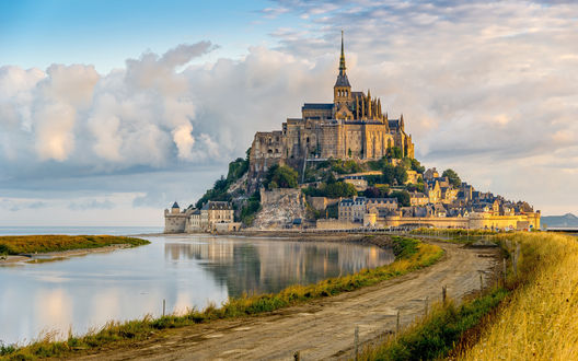 Обои на рабочий стол Дорога, ведущая на остров-крепость Mont Saint-Michel / Мон-Сен-Мишель, France / Франция