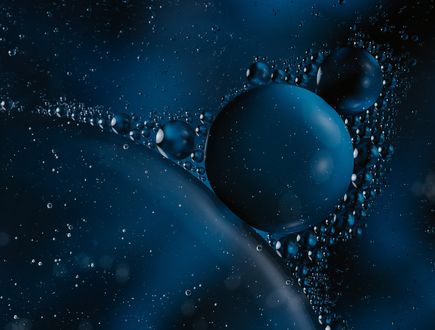 Обои на рабочий стол Темно-синие шары в каплях воды
