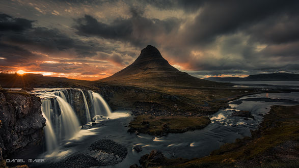 Обои на рабочий стол Водопады у гор Kirkjufellsfoss / Киркьюфетль, by Daniel Maier