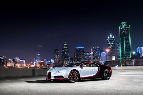 Обои на рабочий стол Черно-белый Bugatti Chiron стоит на площадке в ночном городе