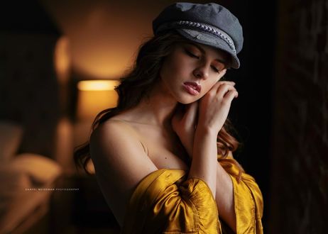 Обои на рабочий стол Девушка в фуражке держит руки у лица, фотограф Danyel Weideman