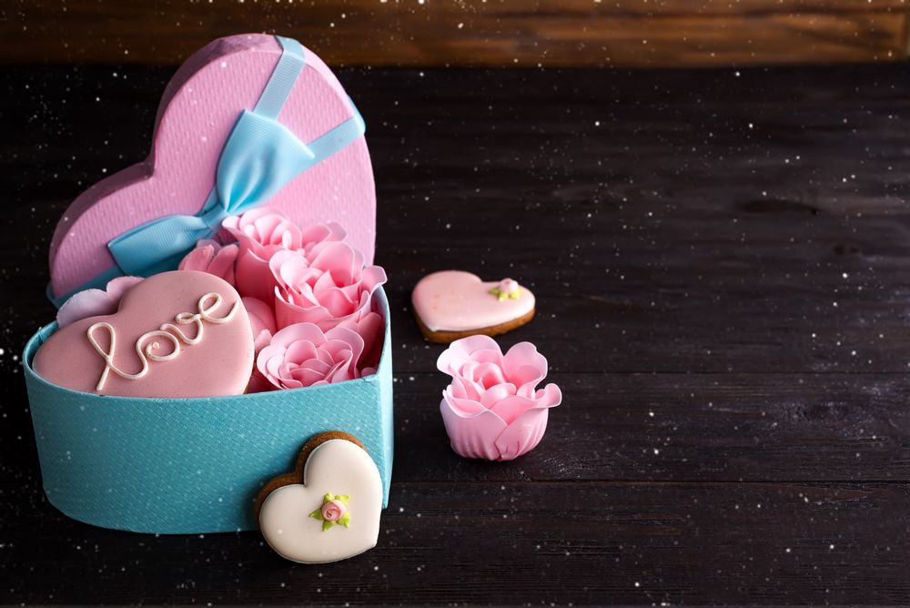 Обои для рабочего стола Коробка-сердечко с цветами и печеньем с надписью Love / Любовь
