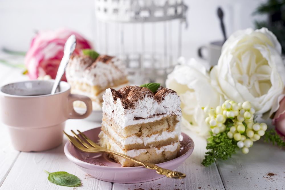 Обои для рабочего стола Чашка кофе, кусочек торта и бутоны пионов