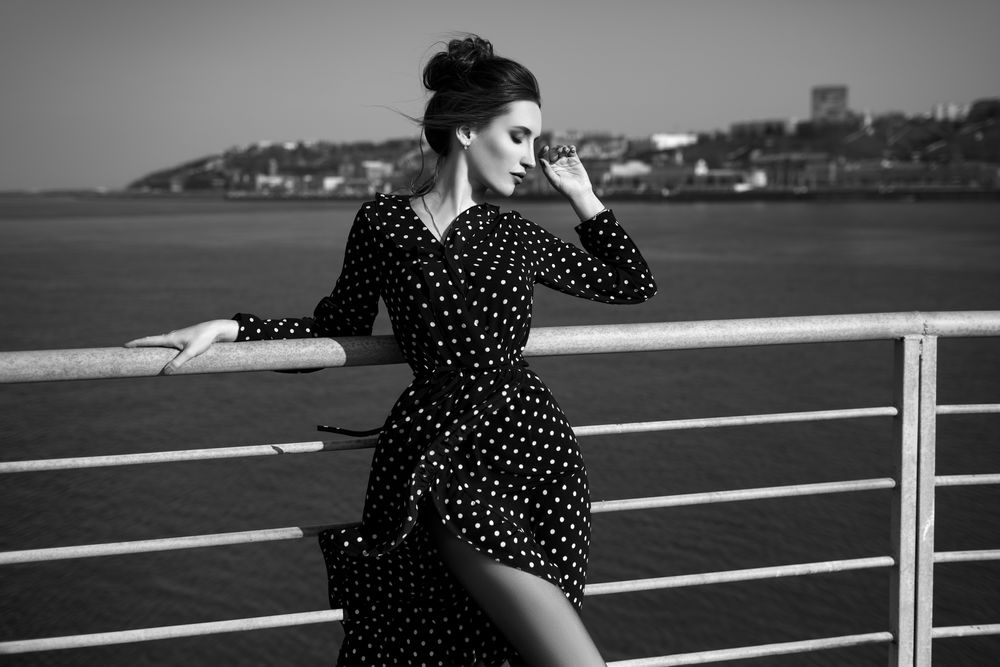 Обои для рабочего стола Девушка стоит у ограждения, фотограф Anton Demin