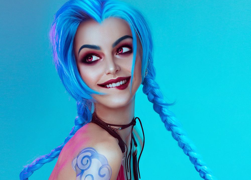 Обои для рабочего стола Косплей-модель в образе Jinx / Джинкс из игры Лига Легенд / League of Legends