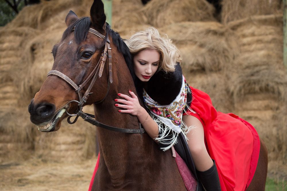 Обои для рабочего стола Девушка - блондинка на лошади, фотограф Лозгачев Алексей
