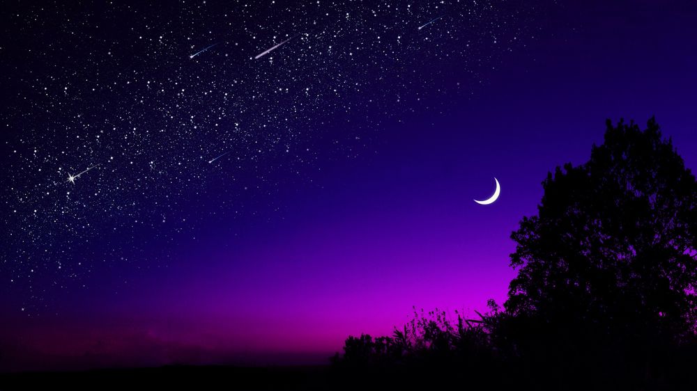 Фото молодого месяца в ночном небе