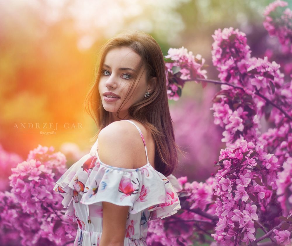 Обои для рабочего стола Модель Klaudia стоит на фоне цветущих кустов, фотограф Car Andrzej