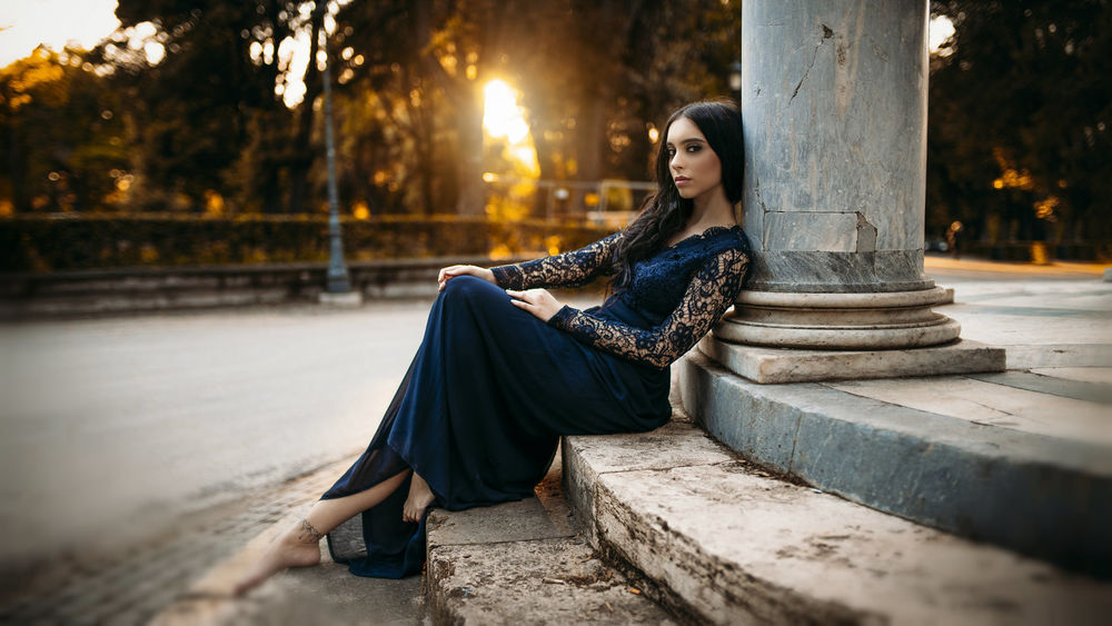 Обои для рабочего стола Модель Alessia сидит у колонны. Фотограф Furnari Nicola Davide