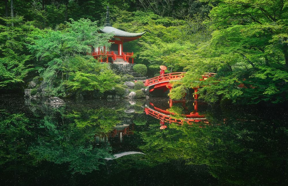 Обои для рабочего стола Пагода Daygo-ji и красный мосток у пруда в зеленом парке, Kyoto / Киото, Japan / Япония