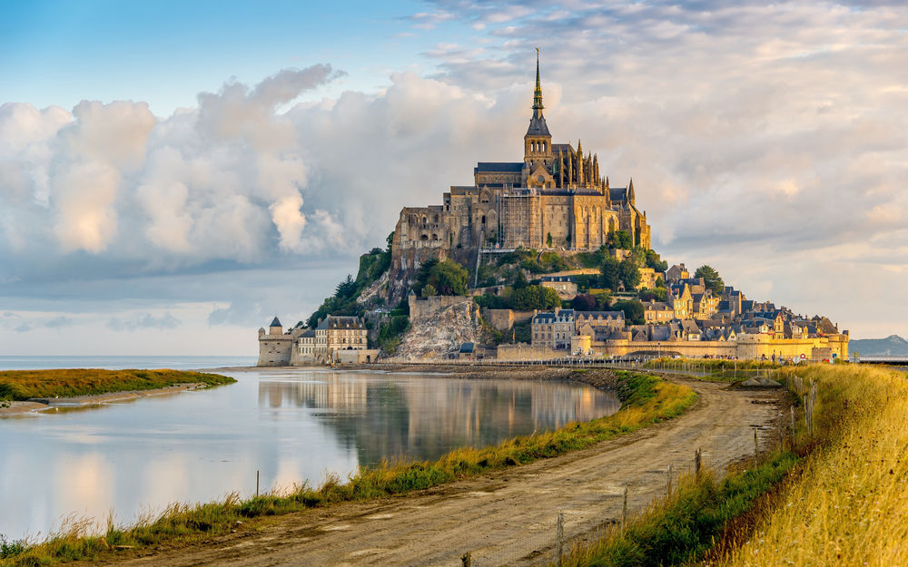 Обои для рабочего стола Дорога, ведущая на остров-крепость Mont Saint-Michel / Мон-Сен-Мишель, France / Франция