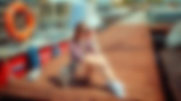 Обои для рабочего стола Модель Надежда в шортах и клетчатой рубашке сидит на пристани, фотограф Aleksandr Suhar