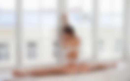 Обои на рабочий стол Модель Angelica сидит на шпагате у окна, фотограф Dmitry Arha