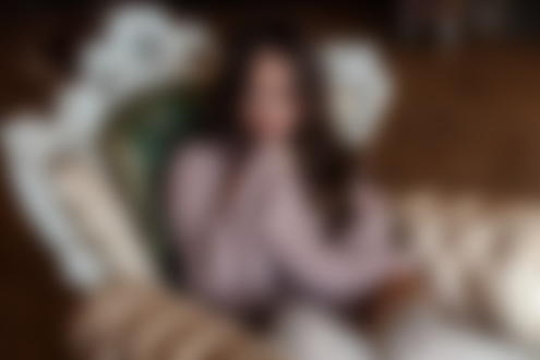 Обои для рабочего стола Модель Ирина Шахнова сидит в кресле, фотограф Влад Попов