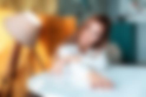 Обои для рабочего стола Модель Ксения Тюрлева сидит за столом. Фотограф Влад Попов