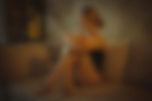 Обои на рабочий стол Модель Полина сидит на диване, фотограф Денис Котов