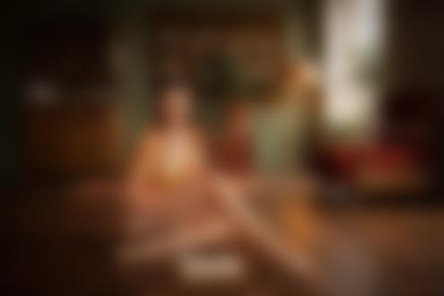 Обои для рабочего стола Девушка сидит на полу перед книгой, фотограф Денис Котов