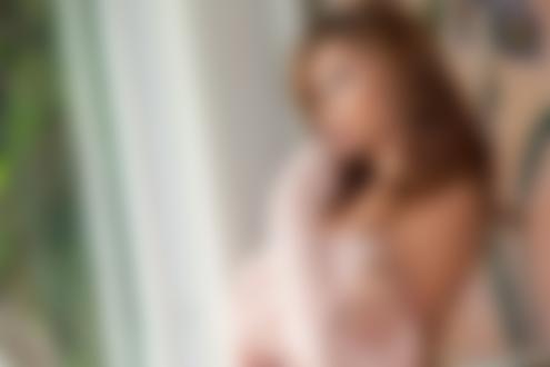 Обои на рабочий стол Модель Ariana Marie в приспущенной кофточке стоит у окна в комнате