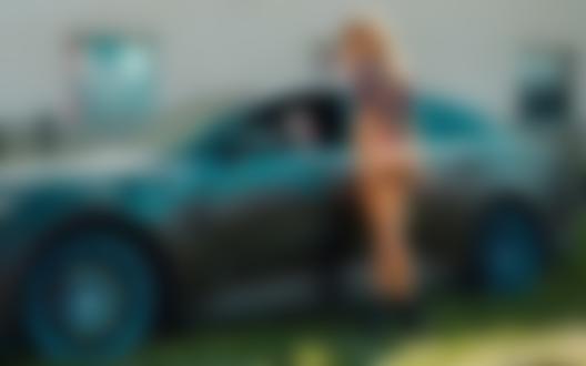 Обои на рабочий стол Девушка стоит у авто, фотограф Дмитрий Филатов