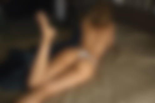 Обои на рабочий стол Модель Marishka лежит на постели. Фотограф Скрипников Александр