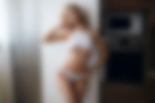 Обои на рабочий стол Модель стоит у холодильника. Фотограф Скрипников Александр