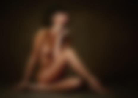 Обои на рабочий стол Обнаженная модель Katrin сидит на полу. Фотограф Zachar