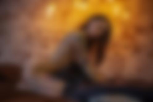 Обои для рабочего стола Обнаженная девушка с тату стоит на коленях на кровати в помещении, на фоне кирпичной стены, фотограф Пшеничный Роман