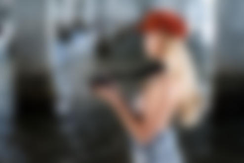 Обои для рабочего стола Модель в кепке с фотоаппаратом в руках стоит на фоне канала, фотограф Christopher Rankin