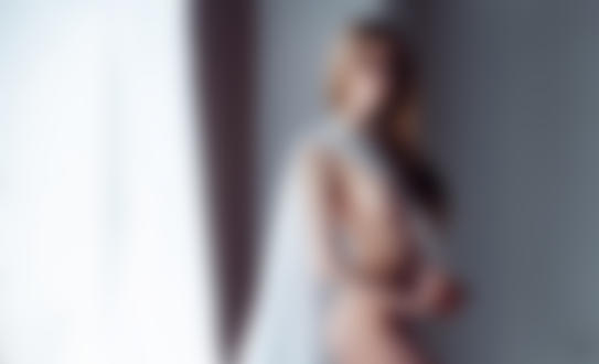 Обои на рабочий стол Обнаженная девушка в очках слегка прикрылась белой тканью