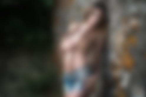Обои для рабочего стола Модель в джинсовых шортах стоит у стены, фотограф Antonio Girlando