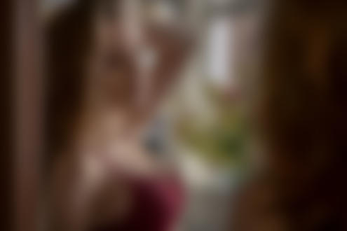 Обои на рабочий стол Модель Kate Chromia в нижнем белье стоит с закрытыми глазами. Фотограф Chris Bos