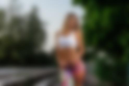 Обои на рабочий стол Спортивная девушка Настя Михеева стоит на фоне природы, фотограф Ilya Pistoletov
