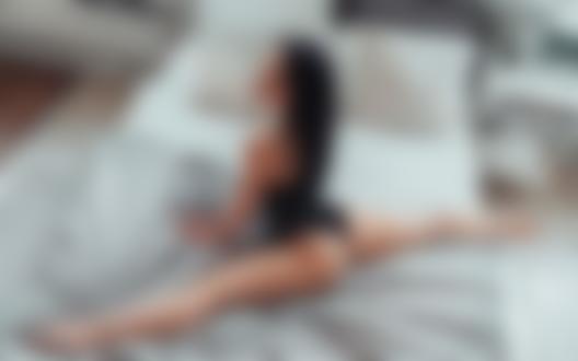 Обои на рабочий стол Модель Ира в нижнем белье сидит на постели на шпагате, фотограф George Poison