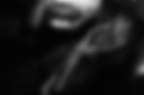 Обои на рабочий стол Модель Наташа Ройс / Natasha Royce лежит на диване. Фотограф Дмитрий Плюснин / Dmitriy Plyusnin
