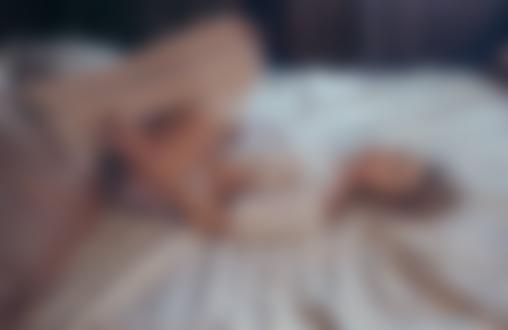 Обои на рабочий стол Модель лежит на постели. Фотограф Erika Parfenova