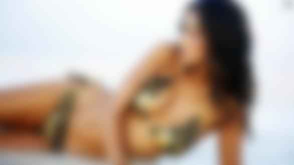 Обои на рабочий стол Модель Natalie Suliman в купальнике лежит в воде