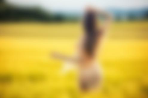 Обои на рабочий стол Девушка в прозрачном платье стоит на поле к нам спиной. Фотограф Pablo Canas