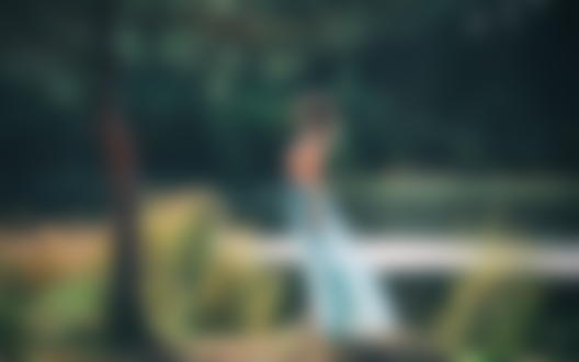 Обои на рабочий стол Полуобнаженная девушка стоит у реки, фотограф Константин Каекин
