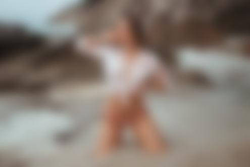 Обои на рабочий стол Модель Лариса Ульянова стоит на коленках в воде, фотограф Сергей Фрейер